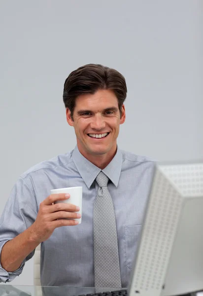 Щасливий кавказький бізнесмен тримає чашку пиття — стокове фото