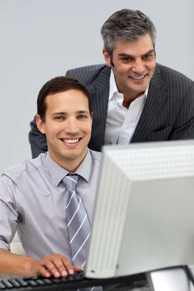Två självsäkra affärsmän som arbetar tillsammans — Stockfoto