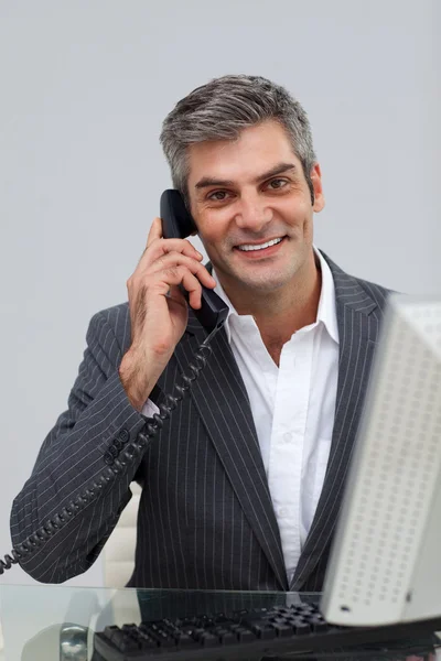 Smiling mature male executive talking on phone — Stock Photo, Image