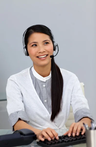 Ethnische Geschäftsfrau mit Headset an — Stockfoto