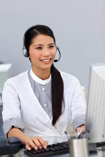 Femme d'affaires souriante travaillant sur un ordinateur — Photo
