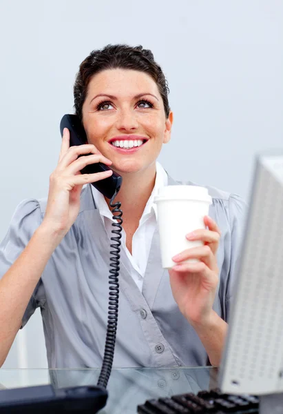 Begeisterte Geschäftsfrau am Telefon — Stockfoto