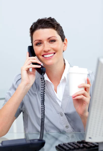Bir bilgisayarda çalışan iş kadın gülümsüyor — Stockfoto