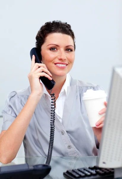 Freudige Geschäftsfrau am Telefon — Stockfoto
