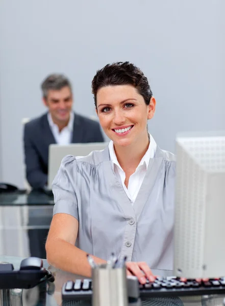 Mulher de negócios confiante trabalhando em um computador — Fotografia de Stock