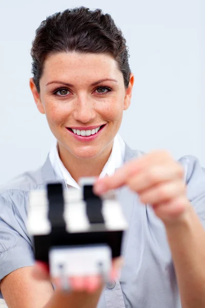 Позитивная деловая женщина консультирует держателя визитки — стоковое фото