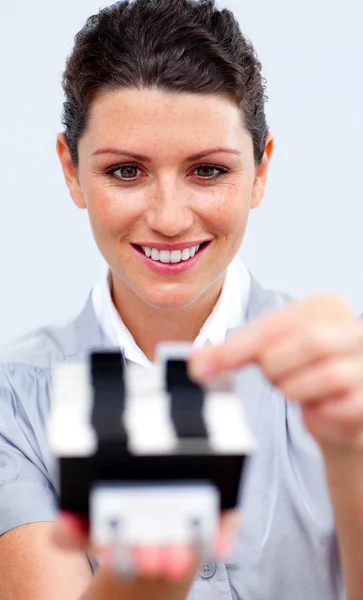 Seriös affärskvinna consulting en Visitkortshållare — Stockfoto