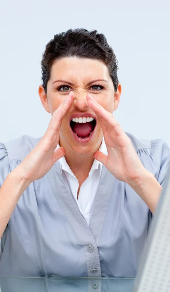 Конкурентная деловая женщина кричит — стоковое фото