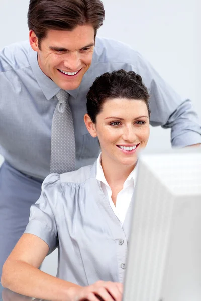 Уверенная деловая женщина и ее коллега работают за компьютером — стоковое фото