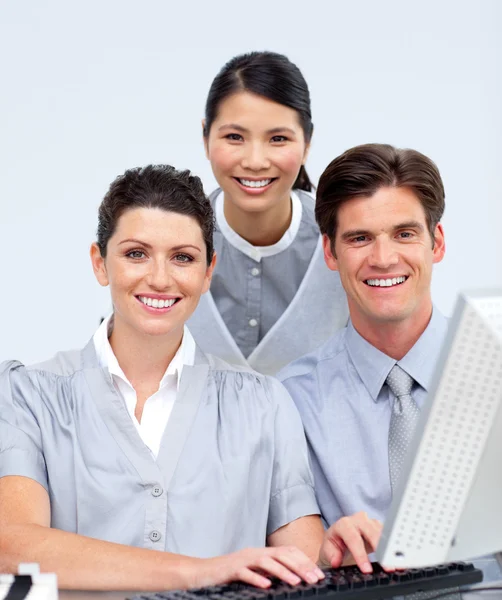 Портрет трех коллег, работающих за компьютером — стоковое фото
