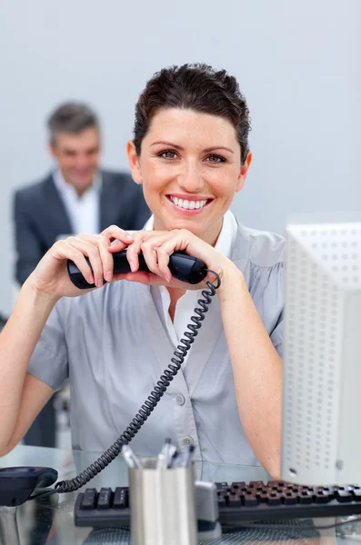 Brunette zakenvrouw op telefoon — Stockfoto