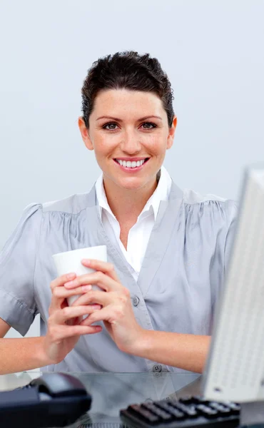 Positiva affärskvinna dricka kaffe — Stockfoto