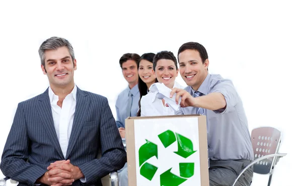 Bisnis yang percaya diri menunjukkan konsep daur ulang — Stok Foto