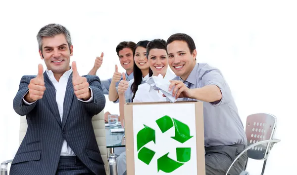 Negócio alegre mostrando o conceito de reciclagem — Fotografia de Stock