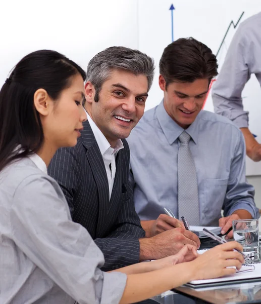 Compañeros de negocios multiétnicos en una reunión — Foto de Stock