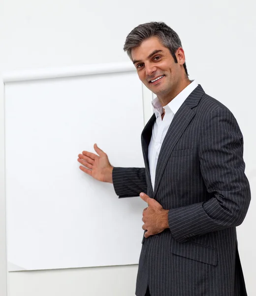Selbstbewusste männliche Führungskräfte zeigen auf einen Vorstand — Stockfoto