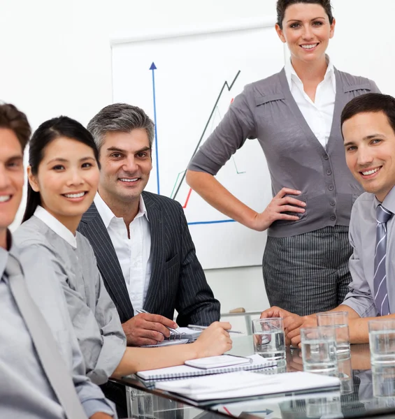 Ein vielfältiges Business-Team bei einer Präsentation — Stockfoto