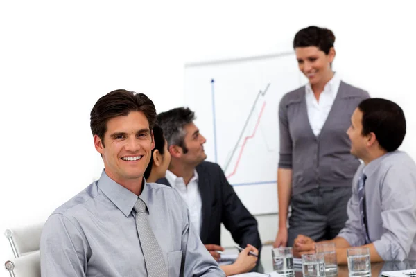 Sorridente dirigente maschile ad una presentazione con la sua squadra — Foto Stock
