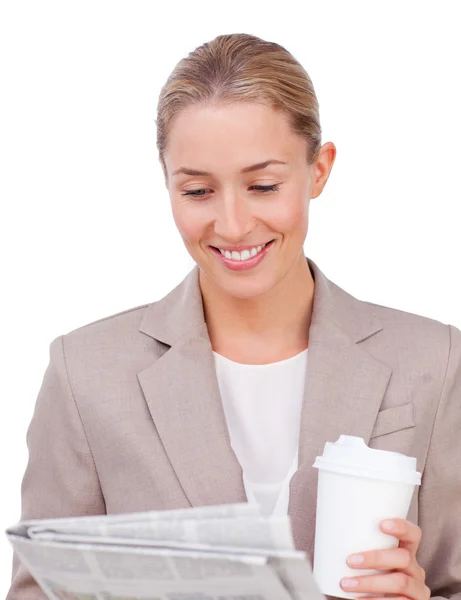 Giovane imprenditrice che beve un caffè leggendo un giornale — Foto Stock