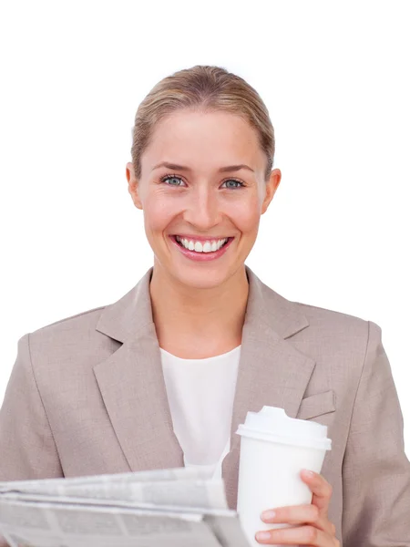 Харизматичная деловая женщина пьет кофе, читая газету — стоковое фото
