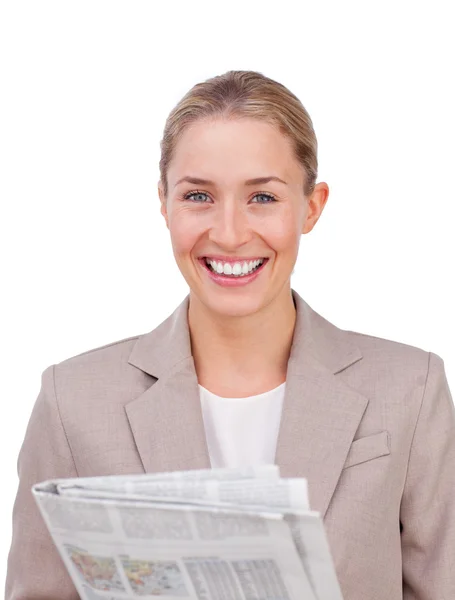 Смеющаяся деловая женщина, читающая газету — стоковое фото