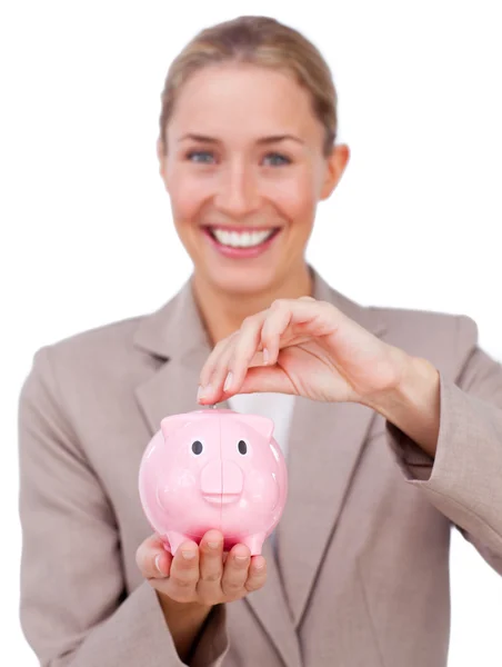 Assertief zakenvrouw geld te besparen in een spaarpot — Stockfoto