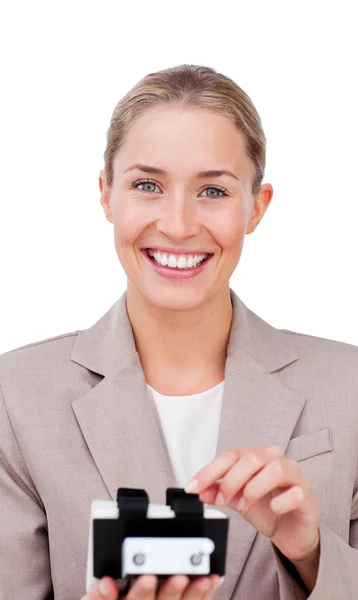 Mujer de negocios sonriente consultando a un titular de tarjeta de visita —  Fotos de Stock