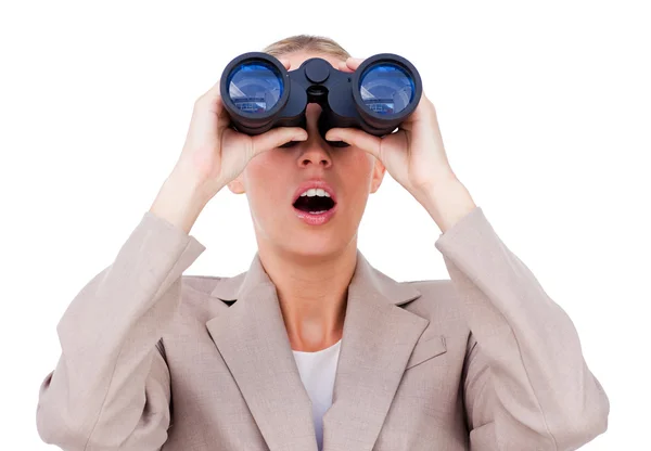 Mulher de negócios surpreso olhando através de binóculos — Fotografia de Stock