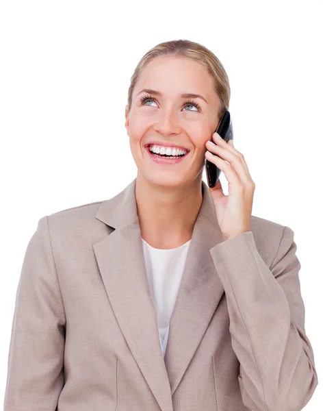 Glimlachende zakenvrouw op telefoon opzoeken — Stockfoto