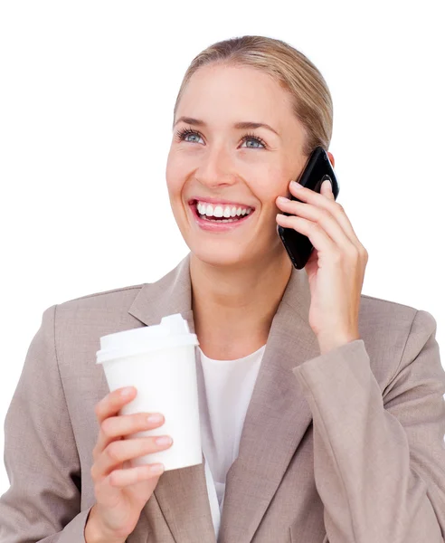 Gelukkig zakenvrouw op telefoon terwijl het drinken van een kopje koffie — Stockfoto