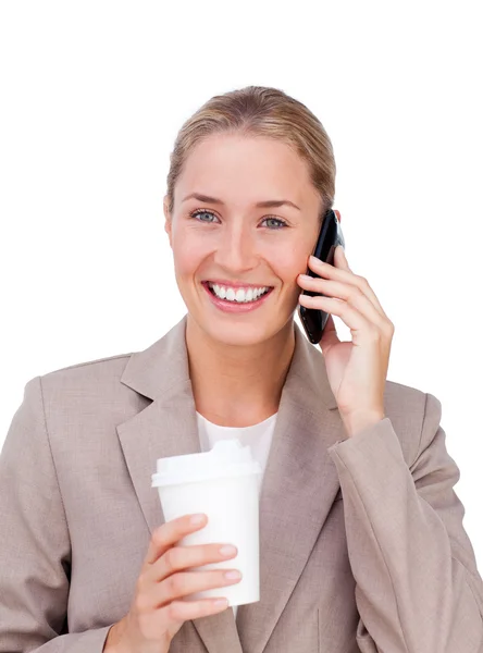 Positieve zakenvrouw op telefoon terwijl het drinken van een kopje koffie — Stockfoto