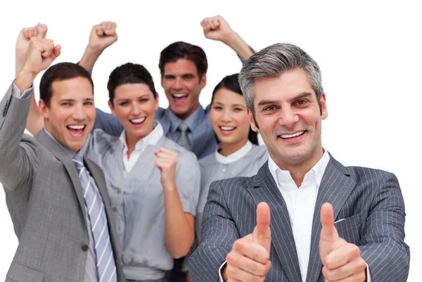 Счастливый менеджер с большими пальцами стоя со своей командой — стоковое фото