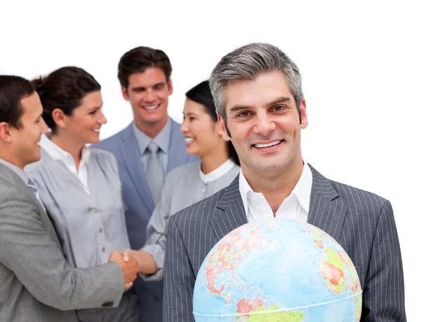 Volwassen manager houden een terrestrische globe voor zijn team — Stockfoto