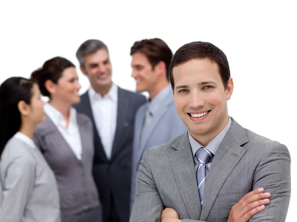 Позитивный бизнесмен со сложенными руками, стоящий со своей командой — стоковое фото