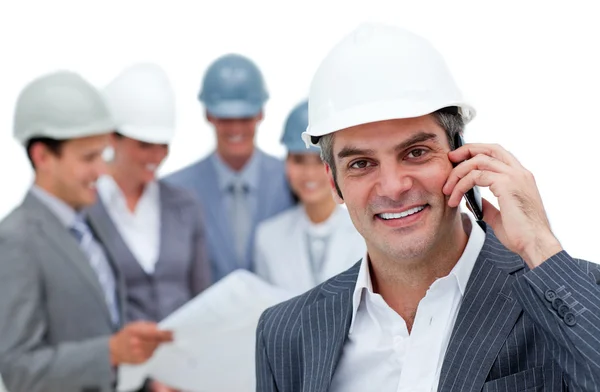 Uśmiechnięty mężczyzna architekta na telefon stojący — Zdjęcie stockowe