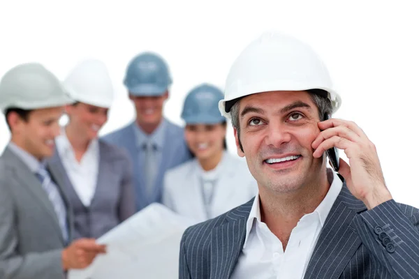 Arquiteto masculino confiante no telefone na frente de sua equipe — Fotografia de Stock