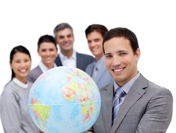 Victorioso equipo de negocios sosteniendo un globo terrestre — Foto de Stock