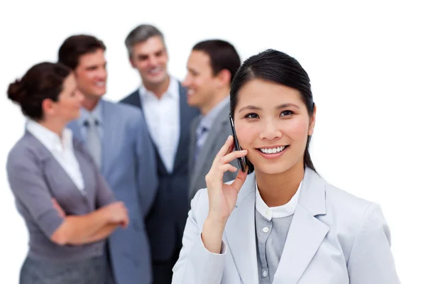 Jolly zakenvrouw praten over telefoon vóór haar team — Stockfoto