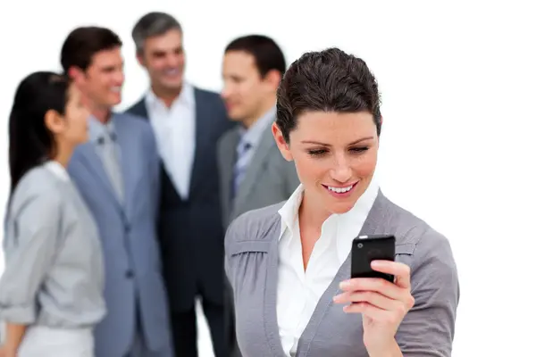 Attraktiva affärskvinna tittar på hennes mobiltelefon framför han — Stockfoto