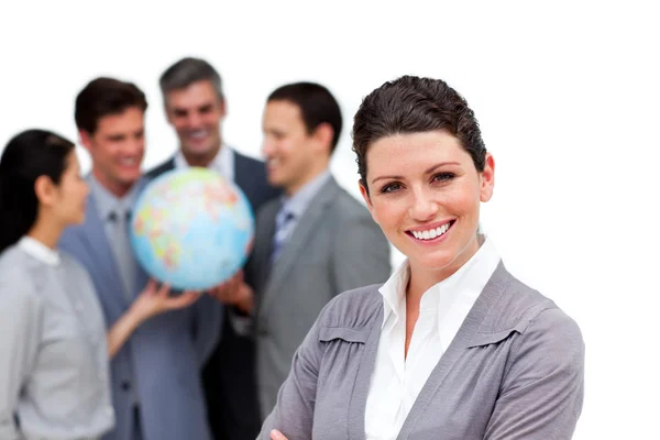 Succesvolle business team houden een terrestrische globe — Stockfoto