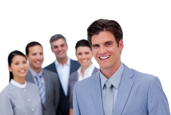 Empresário sorridente em pé na frente de sua equipe — Fotografia de Stock