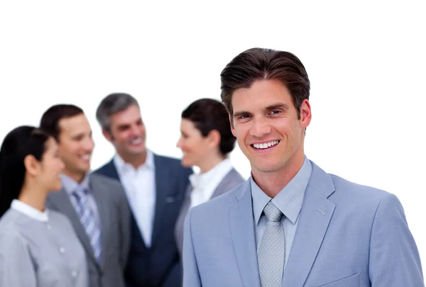 Харизматичный бизнесмен стоит перед своей командой — стоковое фото