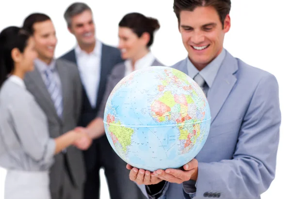Vrolijke zakenman met een globe voor zijn team — Stockfoto