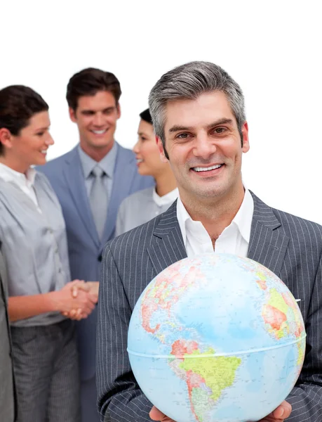 Ehrgeiziger Manager und sein Team halten einen Erdball in der Hand — Stockfoto