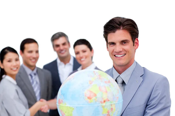 Manager di successo e la sua squadra in possesso di un globo terrestre — Foto Stock