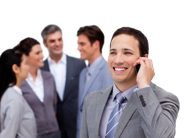 Bonito homem de negócios ao telefone, à parte da sua equipa. — Fotografia de Stock