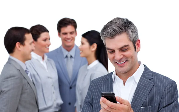 Захоплений бізнесмен і його мобільний телефон стоять окремо від h — стокове фото