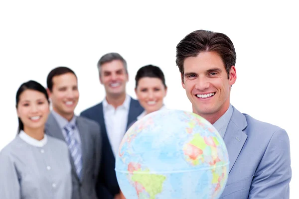 Ung chef och hans team som innehar en terrestrial globe — Stockfoto