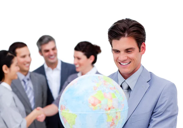 Charismatische manager en zijn team houden een terrestrische globe — Stockfoto