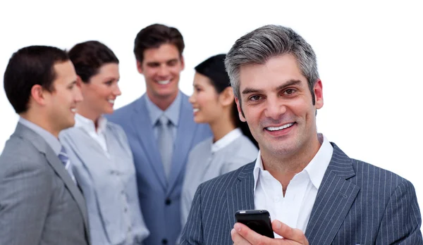 Sonriente maduro gerente en standig teléfono delante de su equipo — Foto de Stock